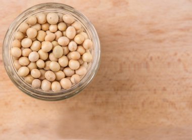 mason kavanoza ahşap arka plan üzerinde kırmızı barbunya fasulyesi