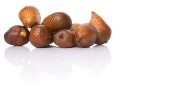 Salak meyve ya da yılan beyaz arka plan üzerinde meyve