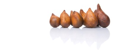 Salak meyve ya da yılan beyaz arka plan üzerinde meyve