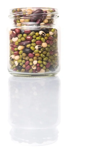 在白色背景混合黑眼豌豆 红小豆 黑豆和梅森罐子里的红腰豆的豆 — 图库照片