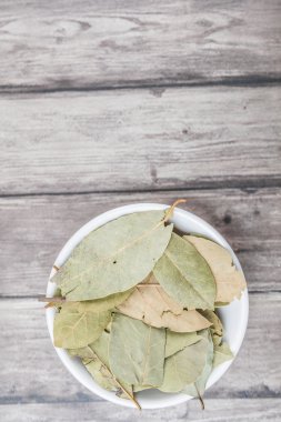 Kurutulmuş defne yaprağı otlar
