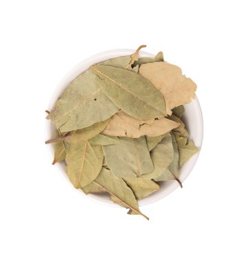 Beyaz arka plan üzerinde beyaz kase defne yaprağı kurutulmuş