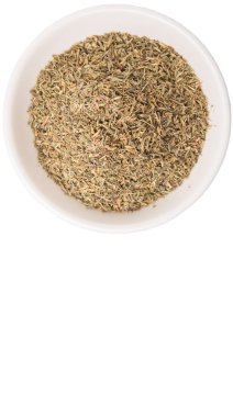 Beyaz arka plan üzerinde beyaz kase kekik otlar kurutulmuş