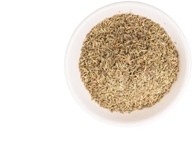 Beyaz arka plan üzerinde beyaz kase kekik otlar kurutulmuş