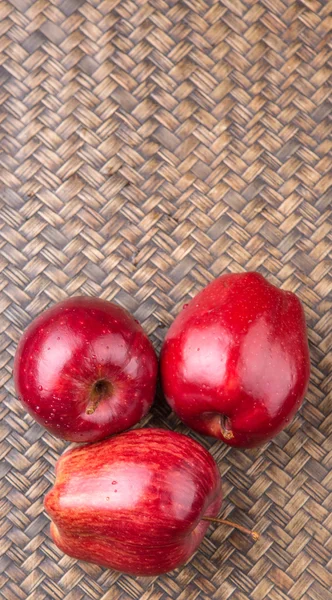 Punaiset omenat — kuvapankkivalokuva