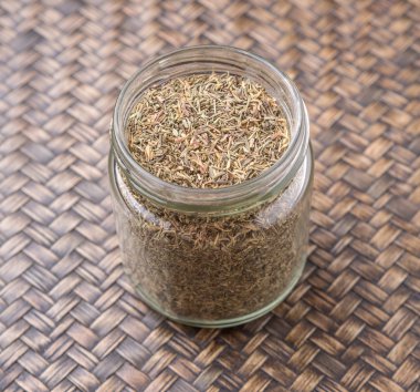 Kurutulmuş kekik otlar Mason kavanoza