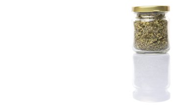 Maydanoz ot bir mason kavanoza beyaz arka plan üzerinde kurutulmuş