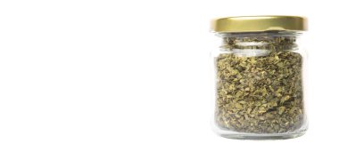 Maydanoz ot bir mason kavanoza beyaz arka plan üzerinde kurutulmuş