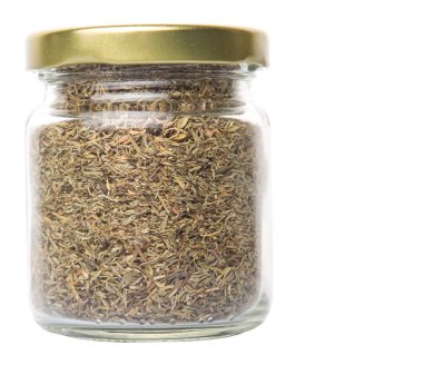 Kekik otlar bir mason kavanoza beyaz arka plan üzerinde kurutulmuş