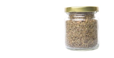 Kekik otlar bir mason kavanoza beyaz arka plan üzerinde kurutulmuş