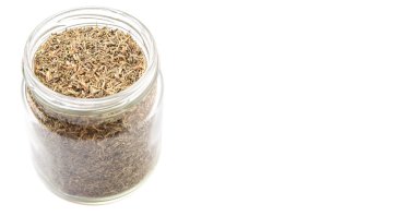 Kekik otlar bir mason kavanoza beyaz arka plan üzerinde kurutulmuş