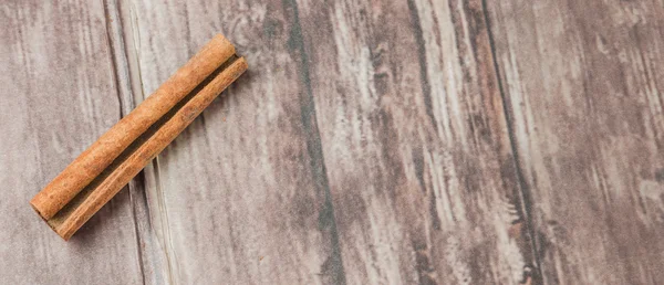 Kabuk tarçın baharat yıpranmış ahşap arka plan üzerinde