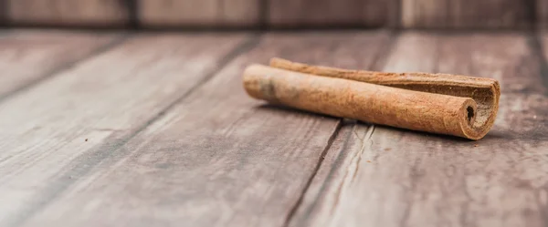 Palo Canela Especia Sobre Fondo Madera Envejecida —  Fotos de Stock