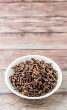 Karanfil baharat beyaz kase