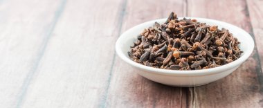 Karanfil baharat beyaz kase