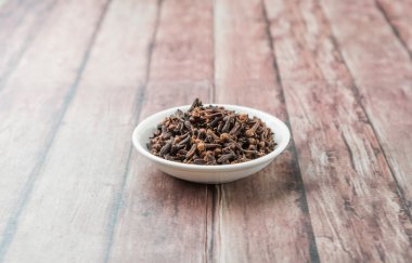 Karanfil baharat beyaz kase