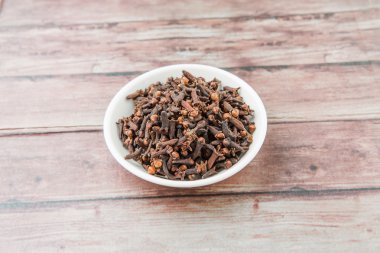 Karanfil baharat beyaz kase