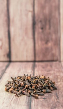 Karanfil baharat yıpranmış ahşap arka plan üzerinde