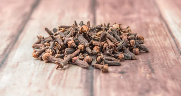 Kryddnejlika Kryddor Över Weathered Trä Bakgrund — Stockfoto