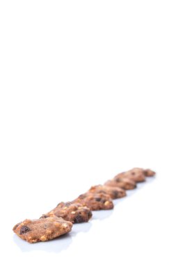 Beyaz arka plan üzerinde ev yapımı çikolatalı kurabiye