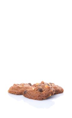 Beyaz arka plan üzerinde ev yapımı çikolatalı kurabiye