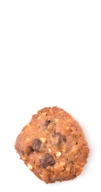 Beyaz arka plan üzerinde ev yapımı çikolatalı kurabiye