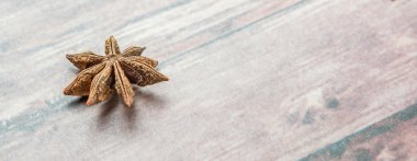 Yıldız anason baharat yıpranmış ahşap arka plan üzerinde