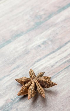 Yıldız anason baharat yıpranmış ahşap arka plan üzerinde