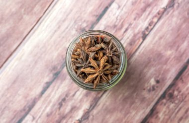 Yıldız anason baharat yıpranmış arka plan üzerinde bir mason kavanoza