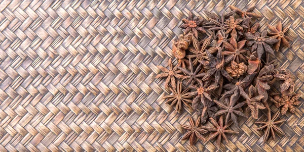 枝編み細工品の背景にスターアニス スパイス — ストック写真
