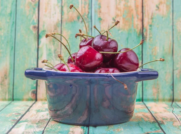 Fruta Cereja Pote Azul Sobre Intempéries Luz Verde Fundo Madeira — Fotografia de Stock