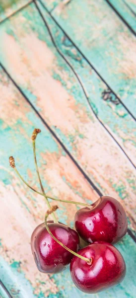 Fruta Cereja Sobre Intempéries Luz Verde Fundo Madeira — Fotografia de Stock