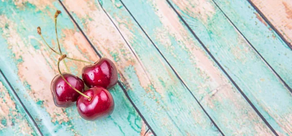 Kersen Fruit Verweerde Lichtgroene Houten Achtergrond — Stockfoto