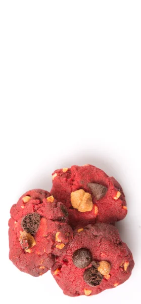 白い背景の上の自家製レッド ベルベット風味クッキー — ストック写真
