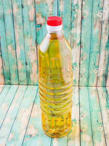 Aceite Vegetal Cocina Una Botella Plástico Sobre Fondo Madera Envejecida — Foto de Stock