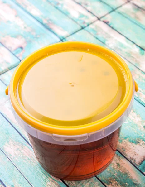 Miel dans un seau en plastique — Photo