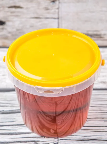 Mel em balde de plástico — Fotografia de Stock