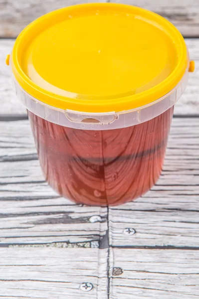 Miód w plastikowym wiaderku — Zdjęcie stockowe