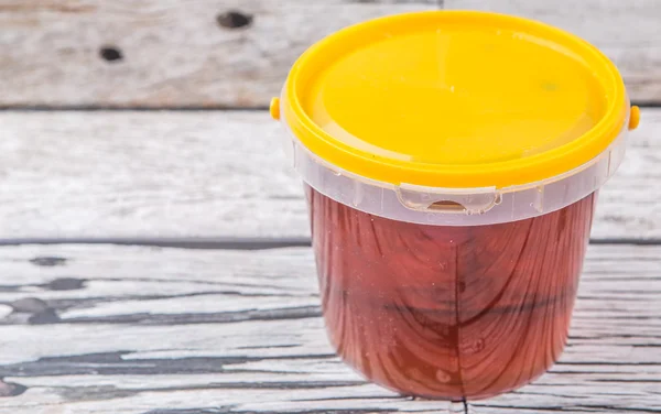 Miele in secchio di plastica — Foto Stock