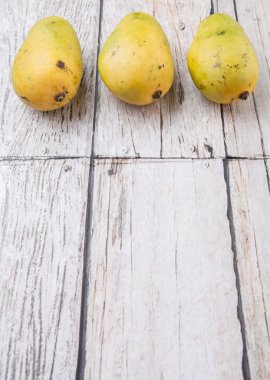 Mango meyve ahşap arka plan üzerinde