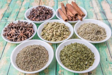 Otlar ve ve baharat beyaz kase