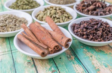 Otlar ve ve baharat beyaz kase