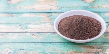 Çay yaprakları beyaz kase içinde işlenen