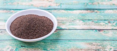 Çay yaprakları beyaz kase içinde işlenen