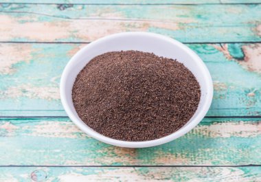 Çay yaprakları beyaz kase içinde işlenen