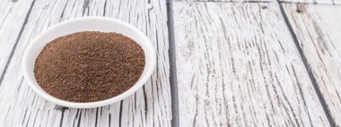 Çay yaprakları beyaz kase içinde işlenen