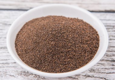 Çay yaprakları beyaz kase içinde işlenen