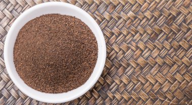 Çay yaprakları beyaz kase içinde işlenen