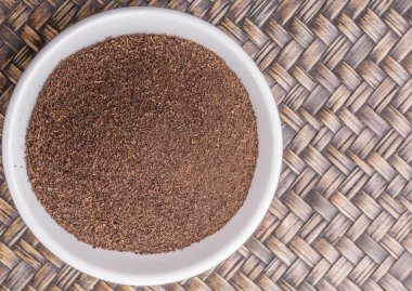 Çay yaprakları beyaz kase içinde işlenen