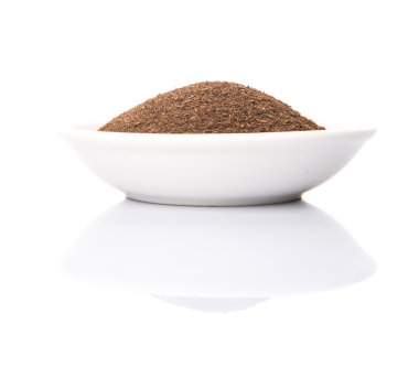 Çay yaprakları beyaz kase içinde işlenen